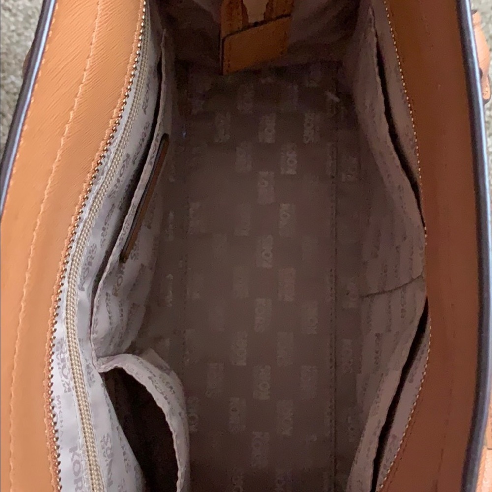 Michael Kors Handbag BEAUTIFUL!! - Picture 5 of 8